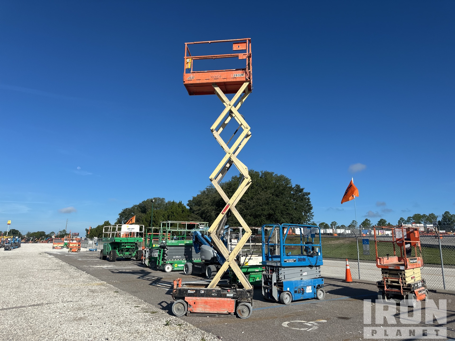 2017 JLG 1932R