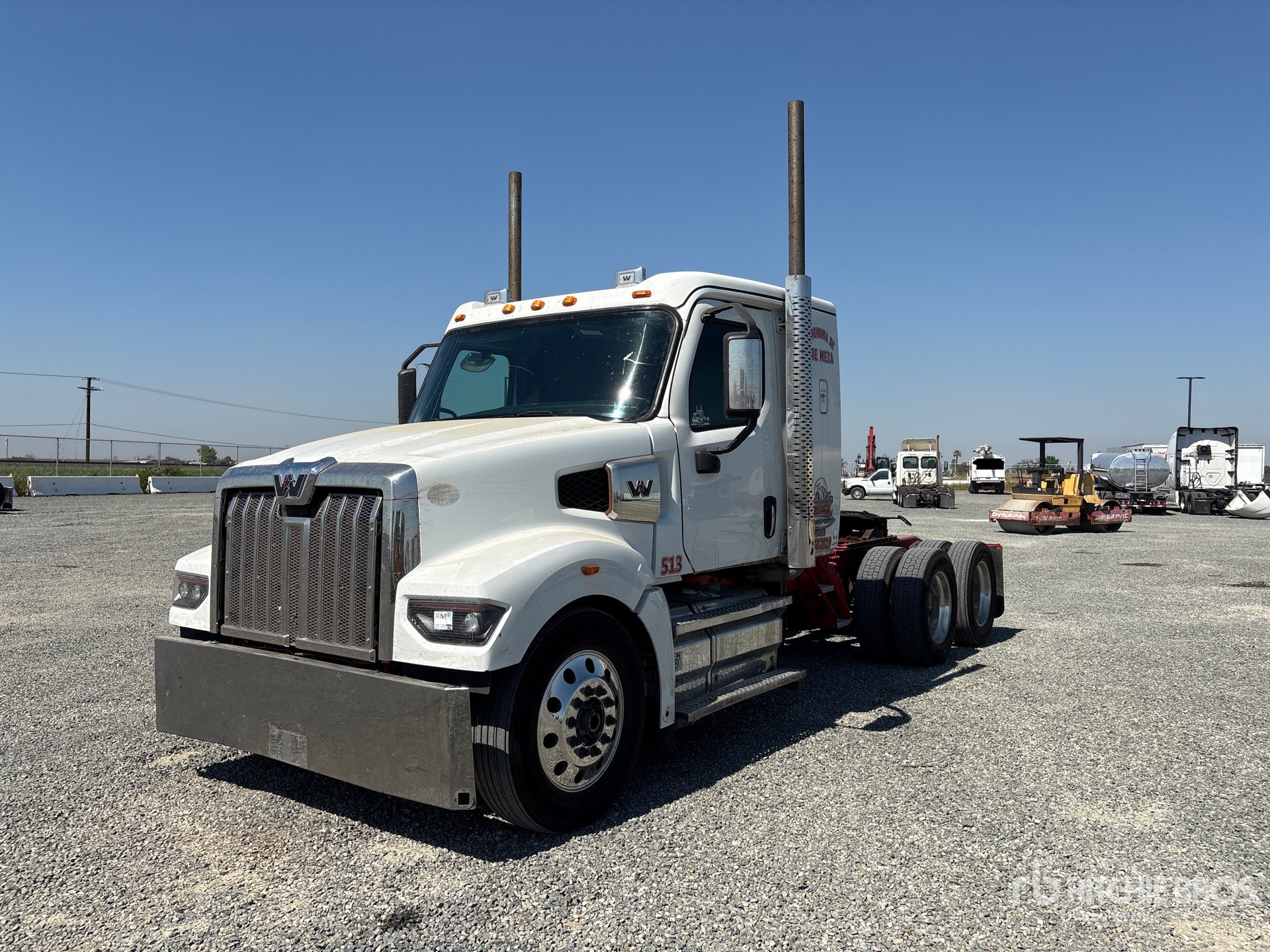 General Appearance with Bild, Ecke vorne links