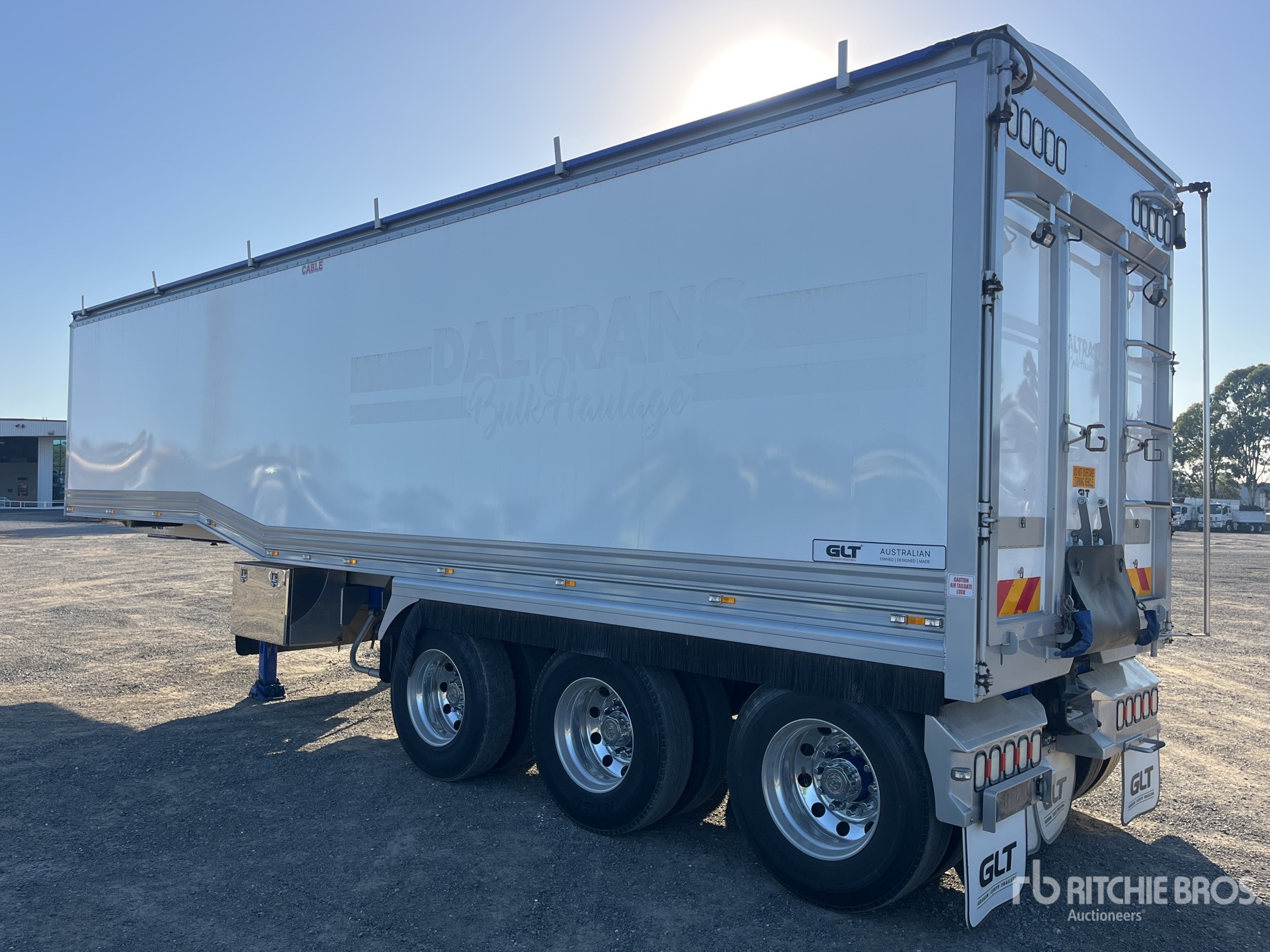 General Appearance with Foto, angolo anteriore sinistro