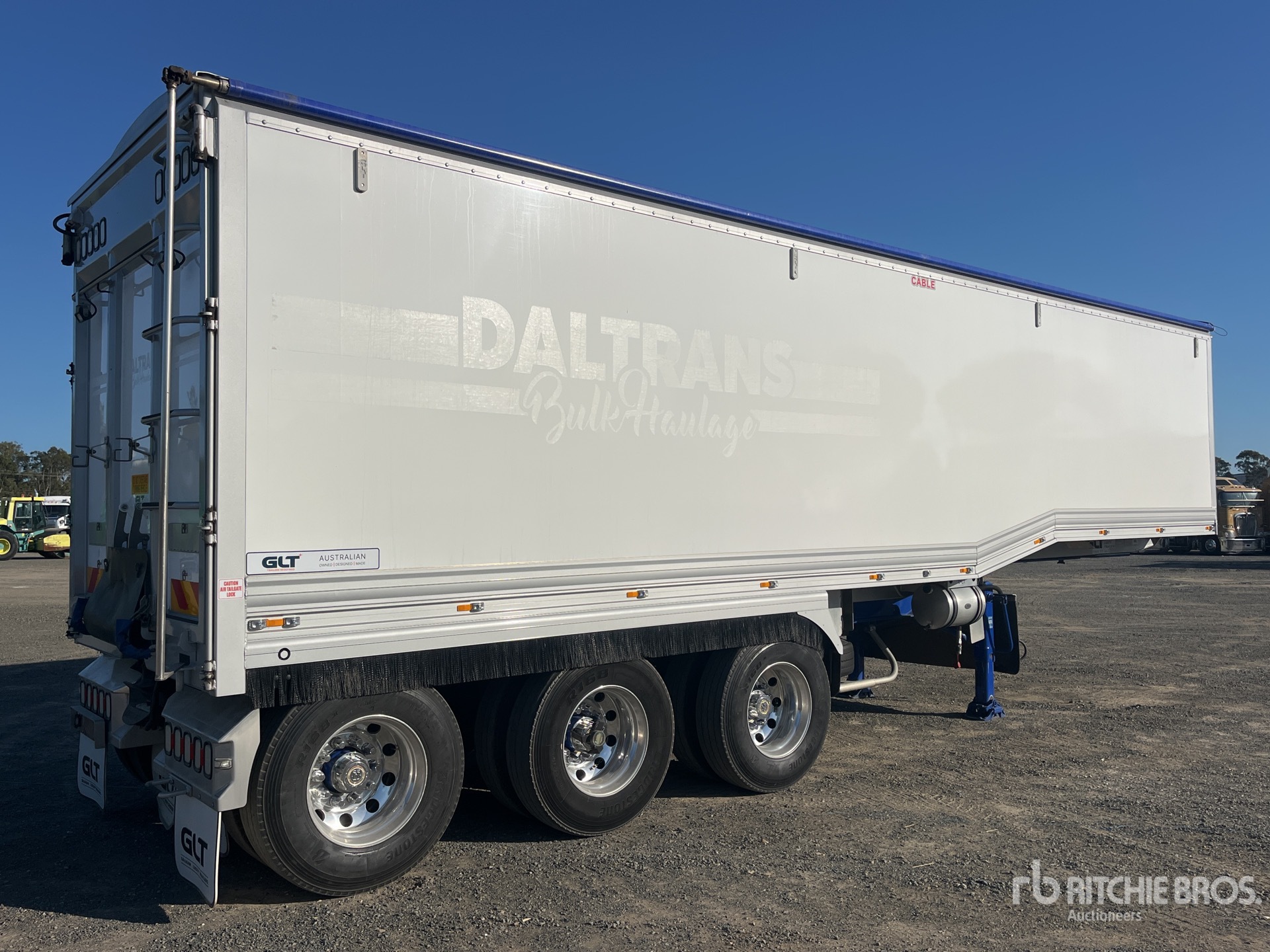 General Appearance with Foto, angolo posteriore sinistro