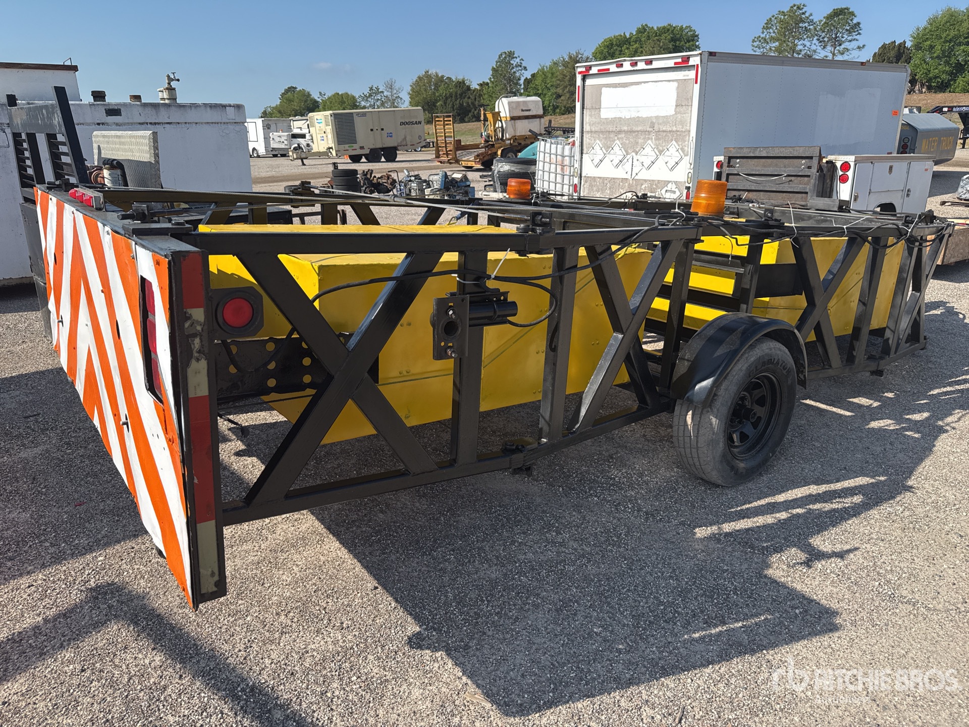 Aspect général with Image, coin arrière droit