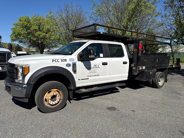 2017 Ford F-450 XL 4x2 Crew Cab Flatbed Truck