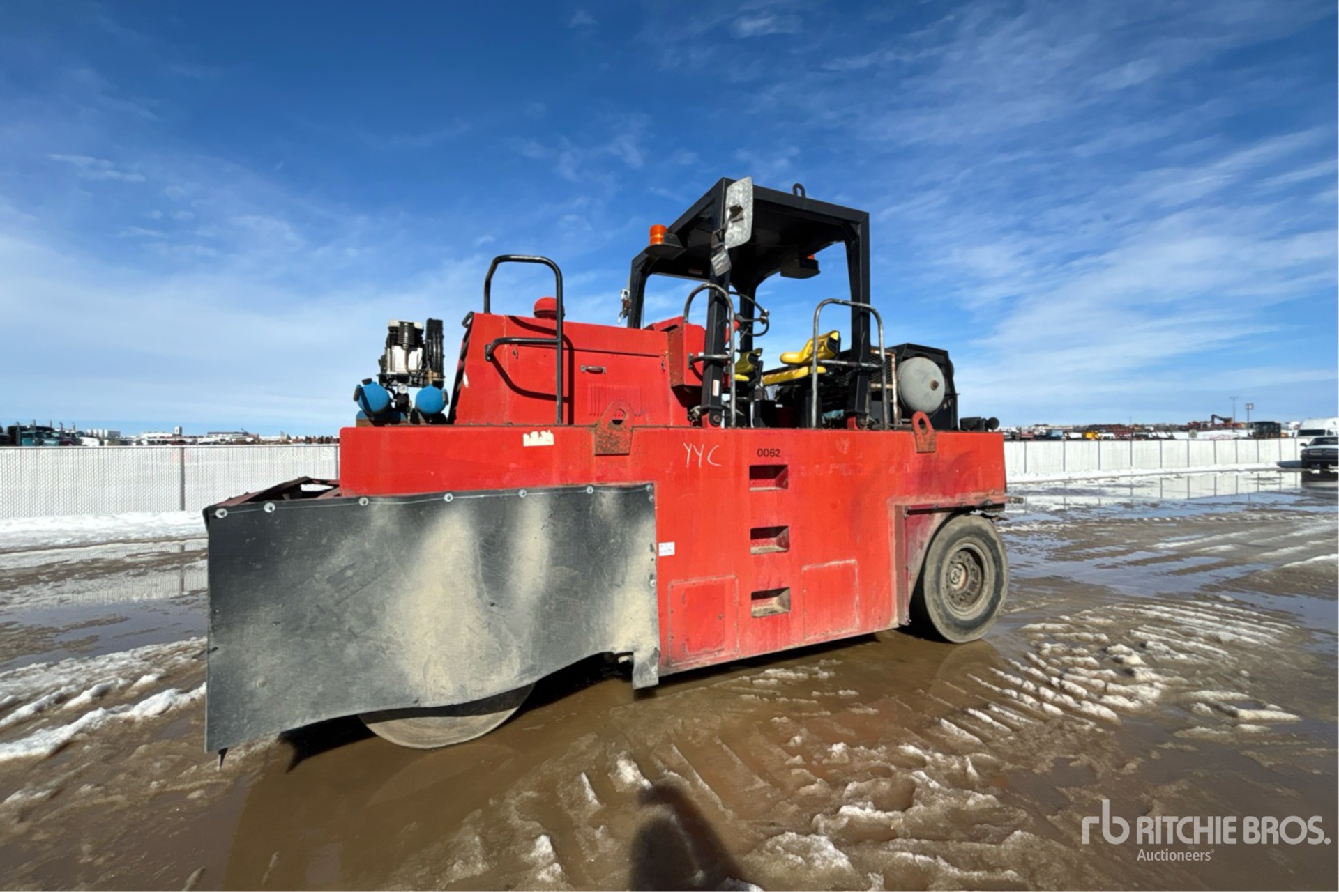 General Appearance with Bild, Ecke vorne links