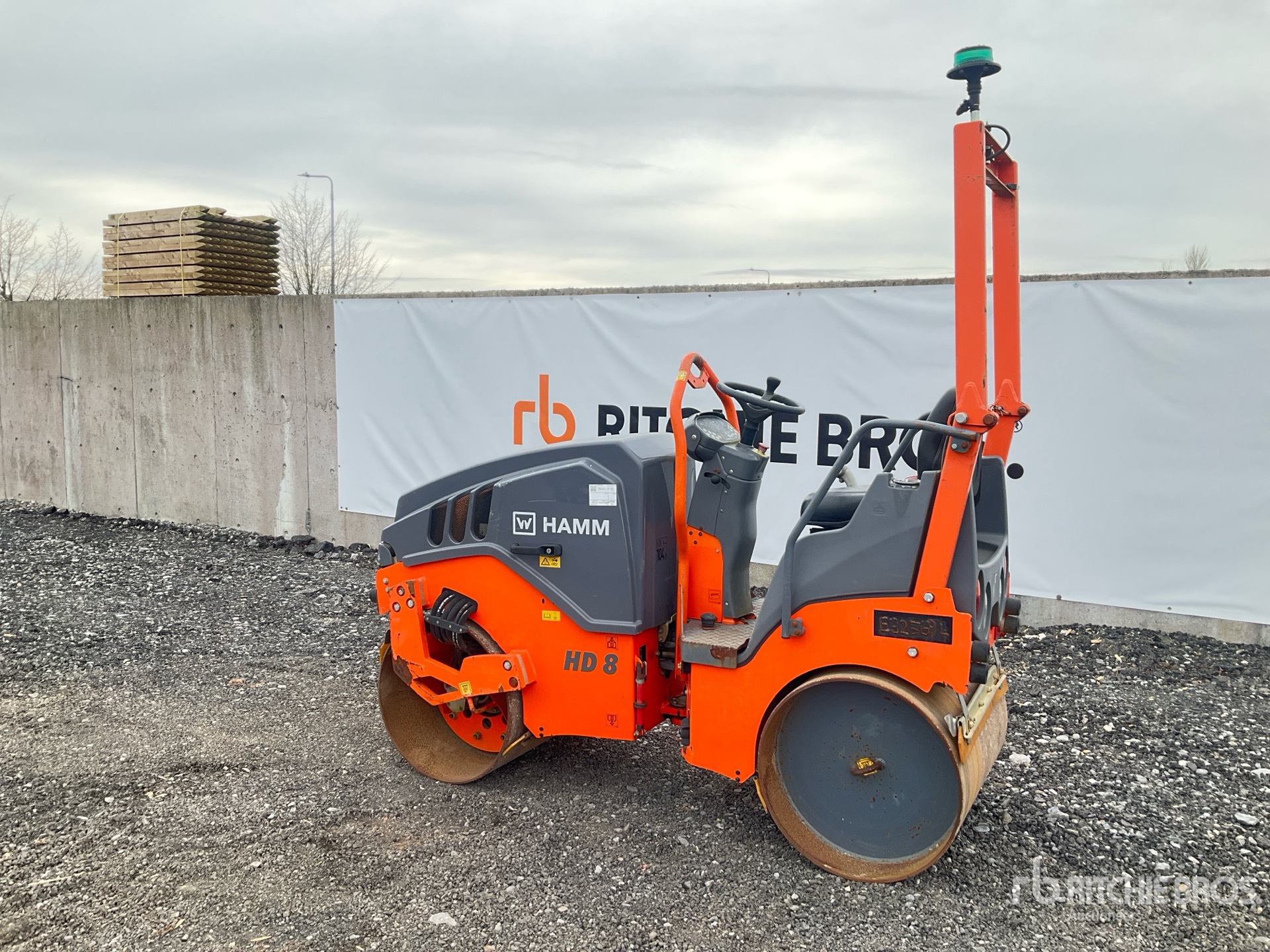 General Appearance with Foto, angolo posteriore sinistro