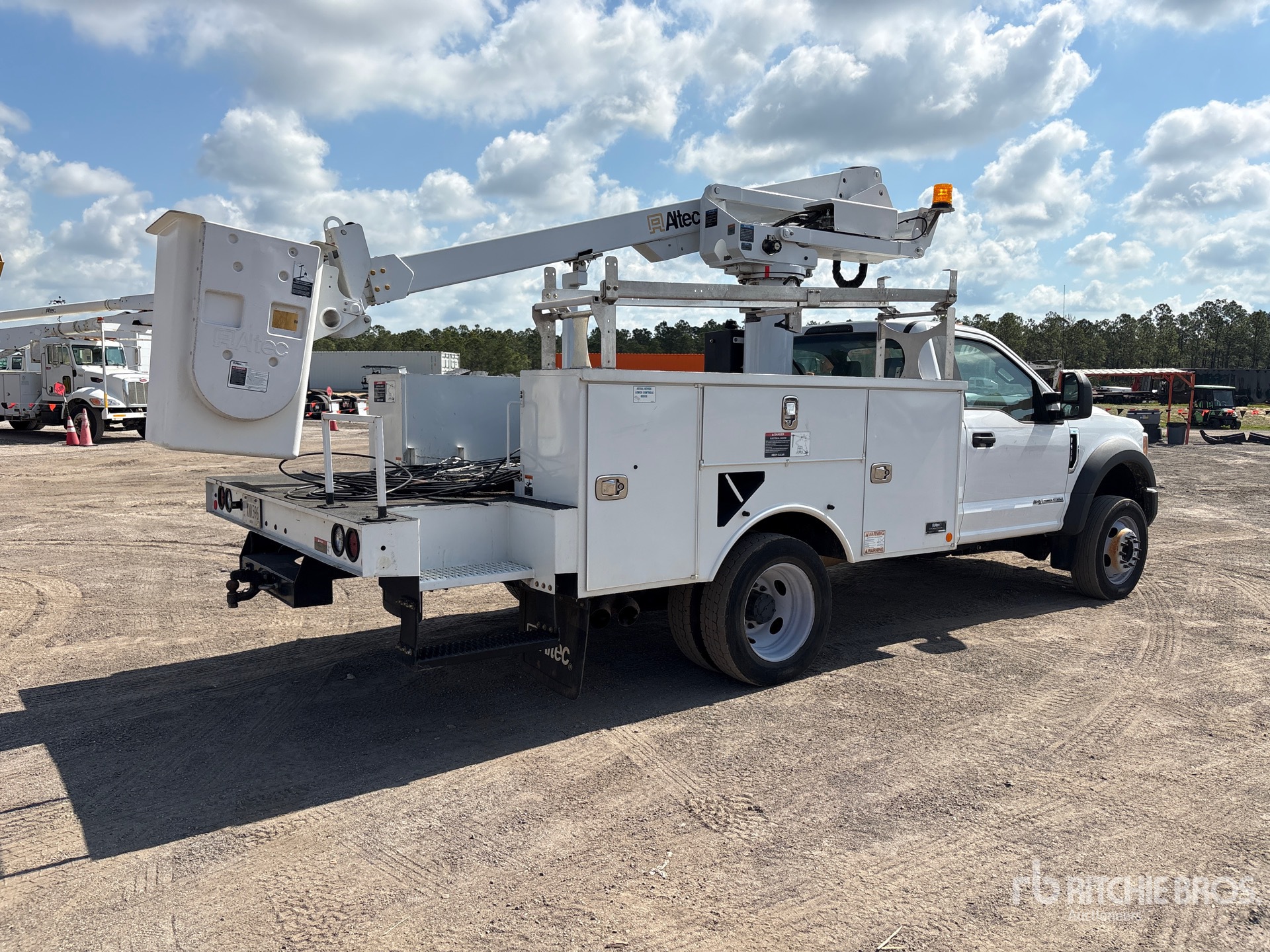 Aspect général with Image, coin arrière droit