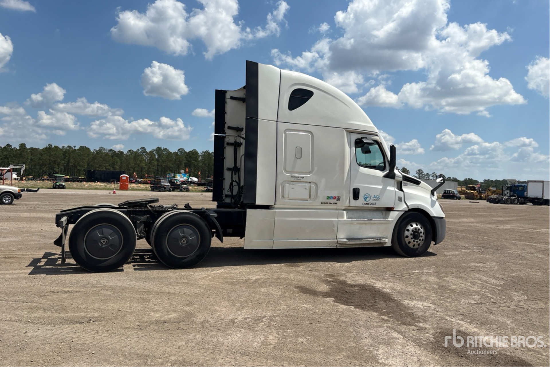 Aspect général with Image, coin arrière droit