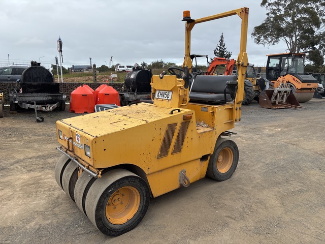 2001 Sakai TS160 Pneumatic Roller