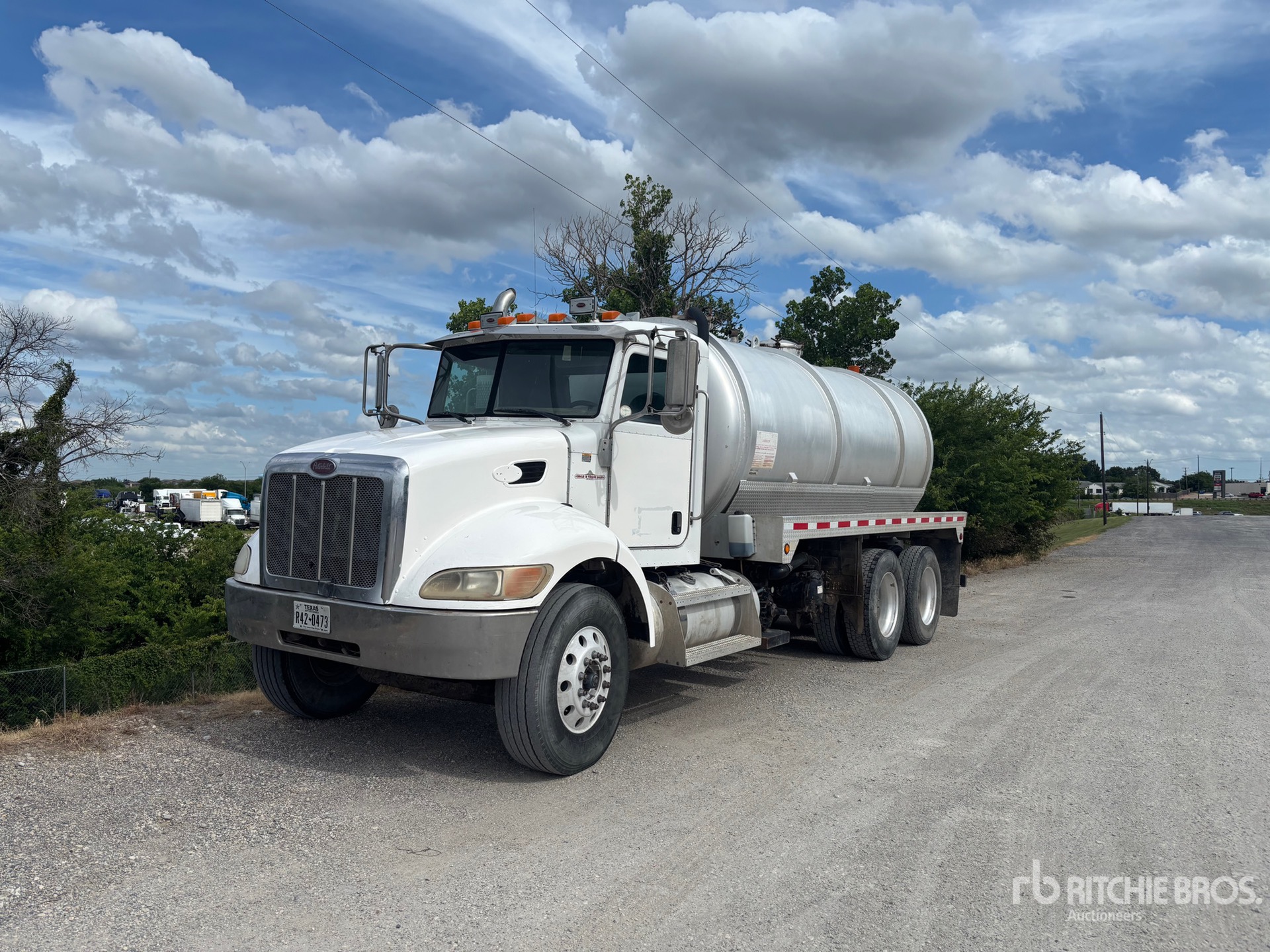 Photo of a 2006 Peterbilt 335