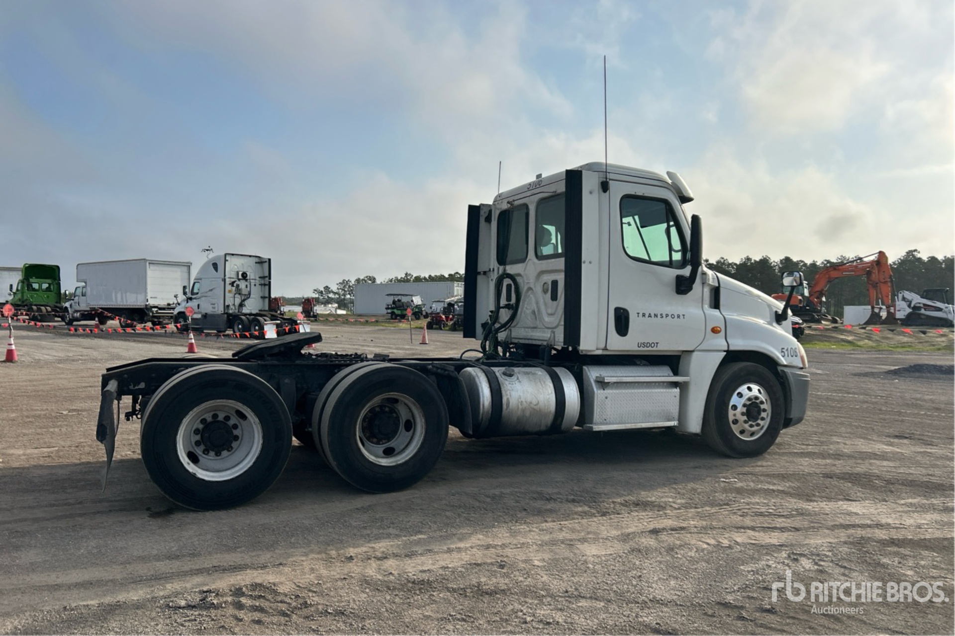 Aspect général with Image, coin arrière droit