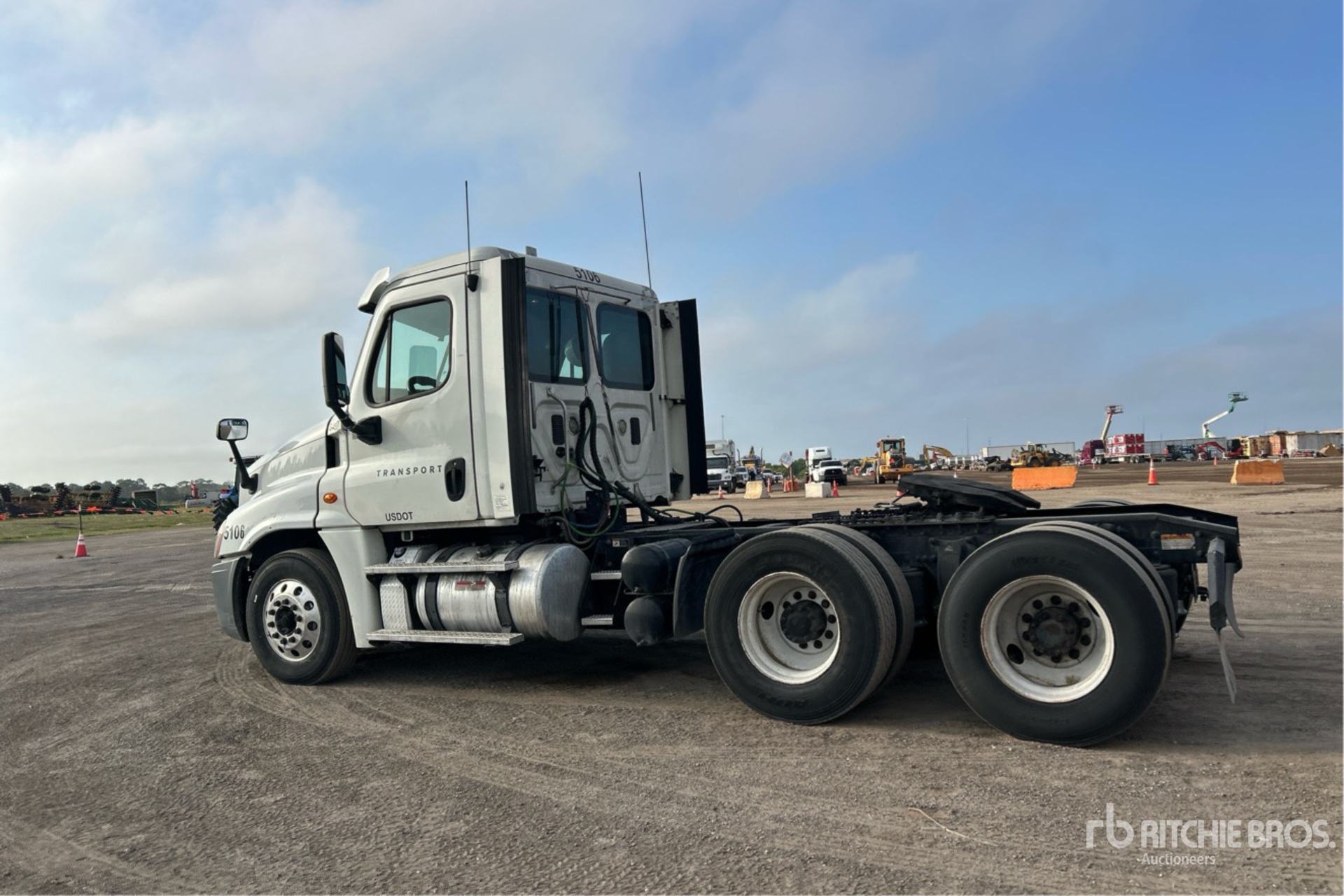 Aspect général with Image, coin arrière gauche