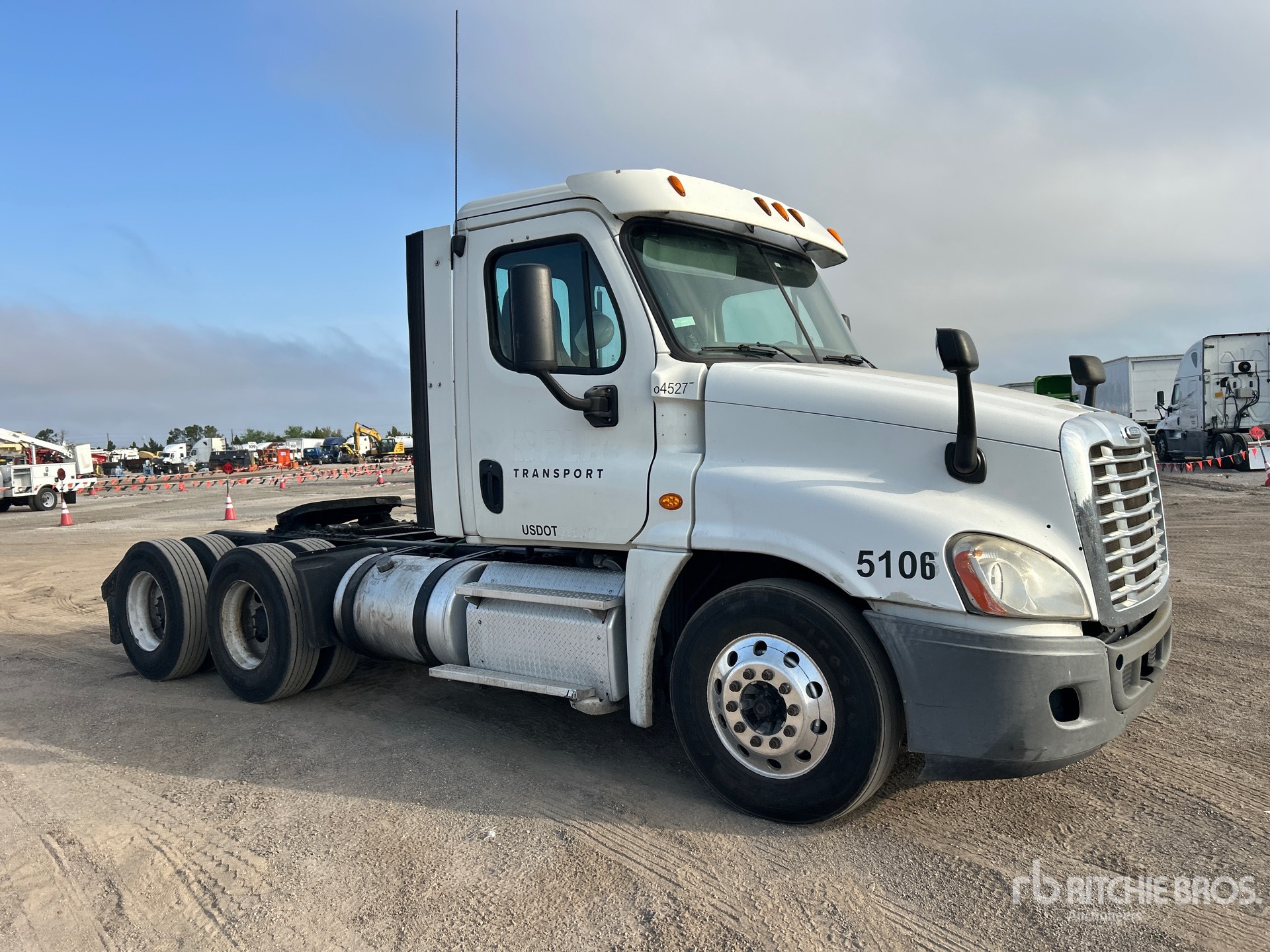 General Appearance with Bild, Ecke vorne rechts