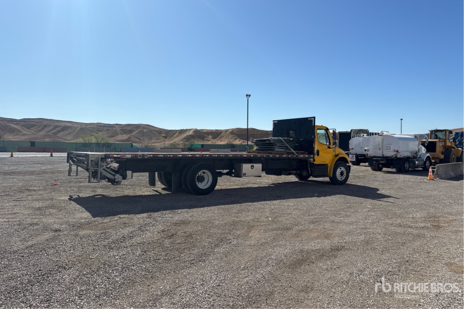 Aspect général with Image, coin arrière droit