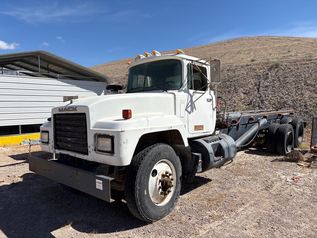 2001 Mack RD 6x4 Roll-Off Truck (Inoperable)