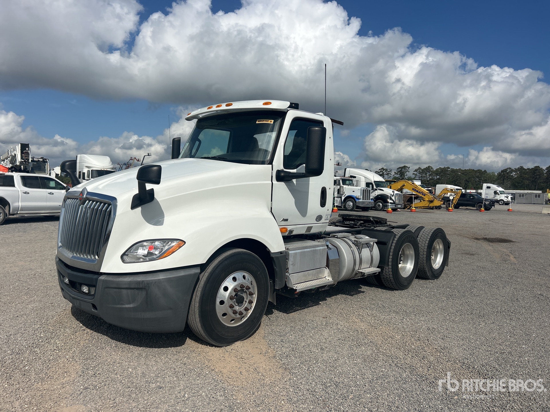 General Appearance with Bild, Ecke vorne links