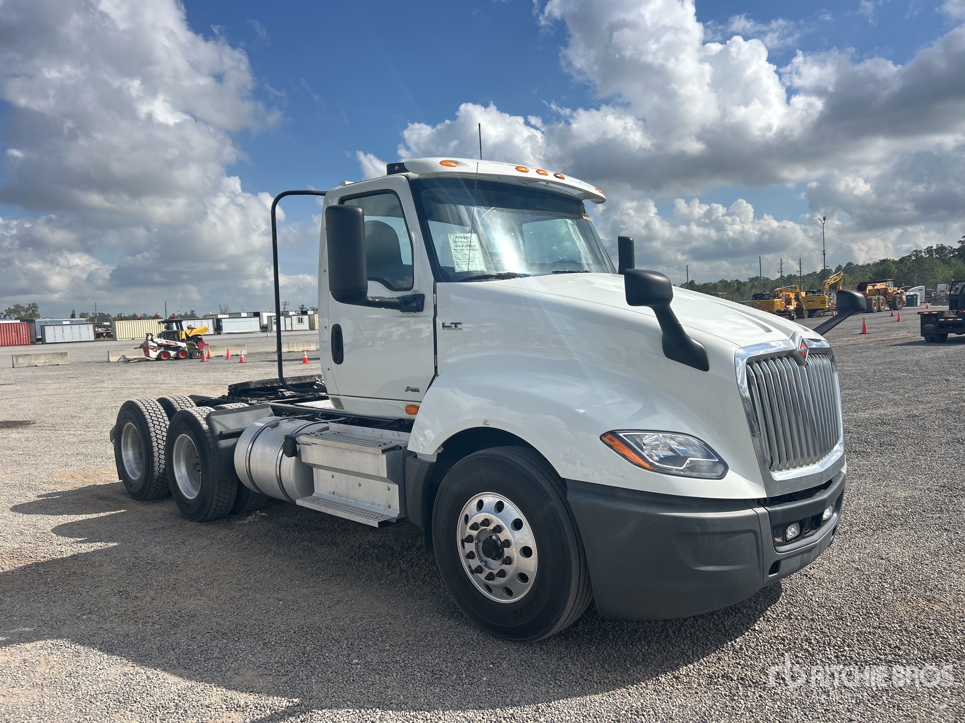 General Appearance with Bild, Ecke vorne rechts