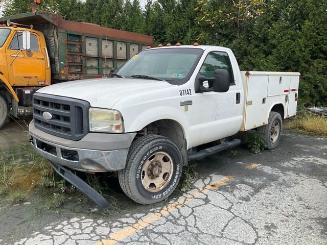 2005 Ford F350 XL 4x4 Utility Truck (Inoperable)
