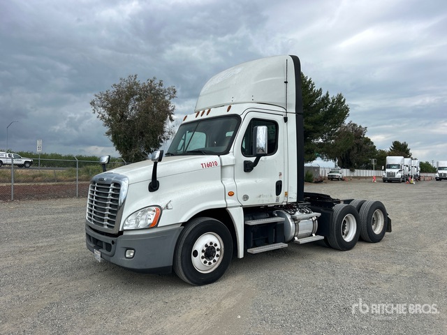 2017 Freightliner Cascadia 125 T/A Day Cab Truck Tractor