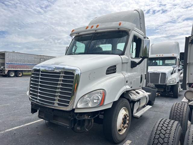 2011 Freightliner Cascadia 113 4x2 S/A Day Cab Truck Tractor