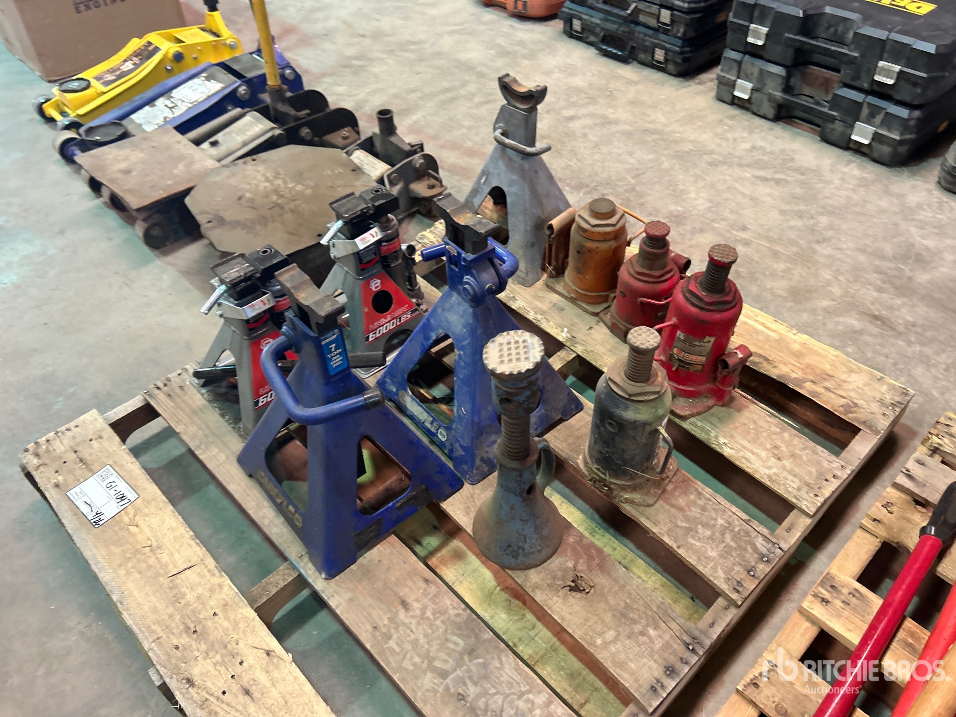 General Appearance with Bild, Ecke vorne links