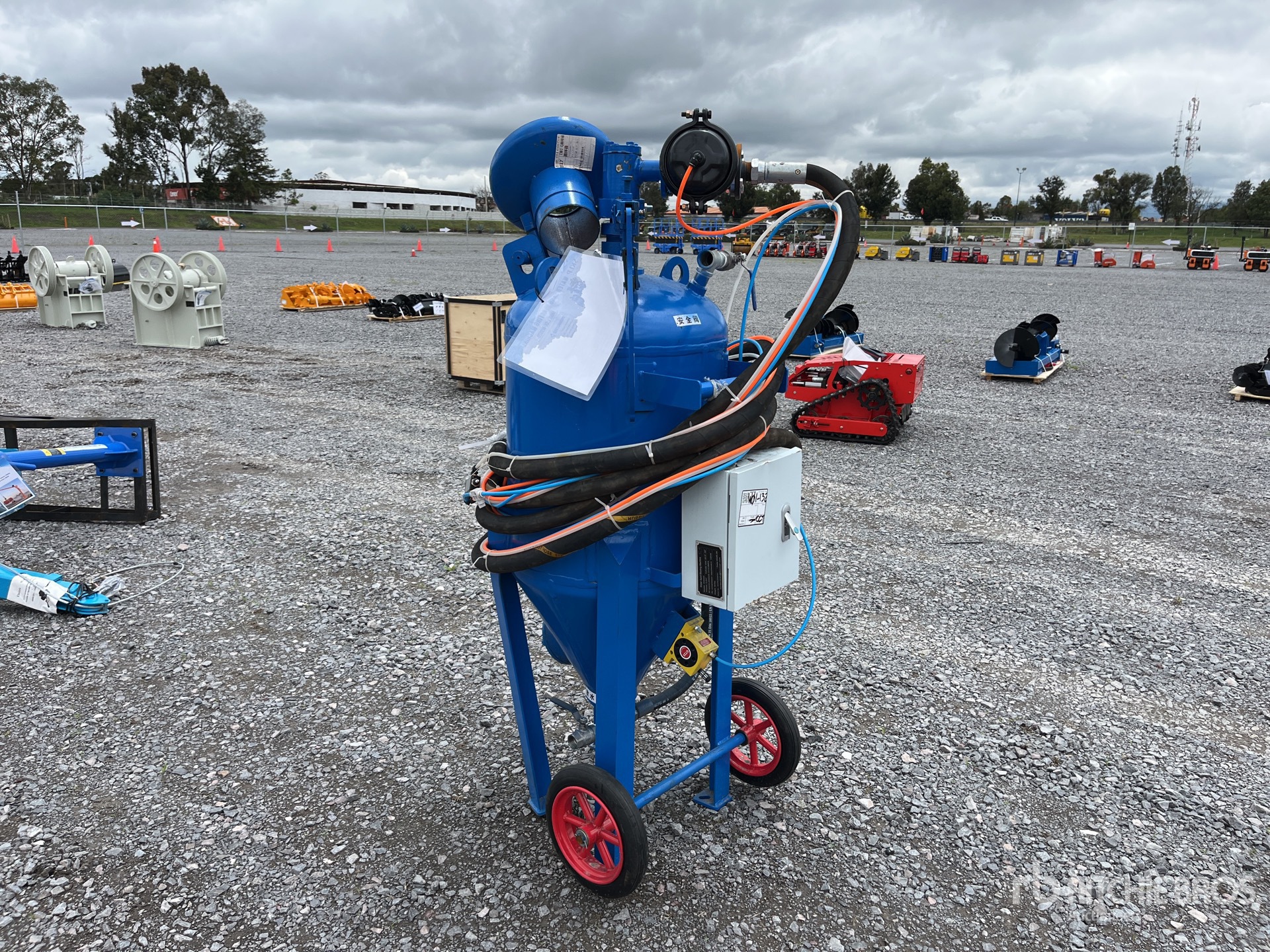 General Appearance with Foto, angolo posteriore sinistro