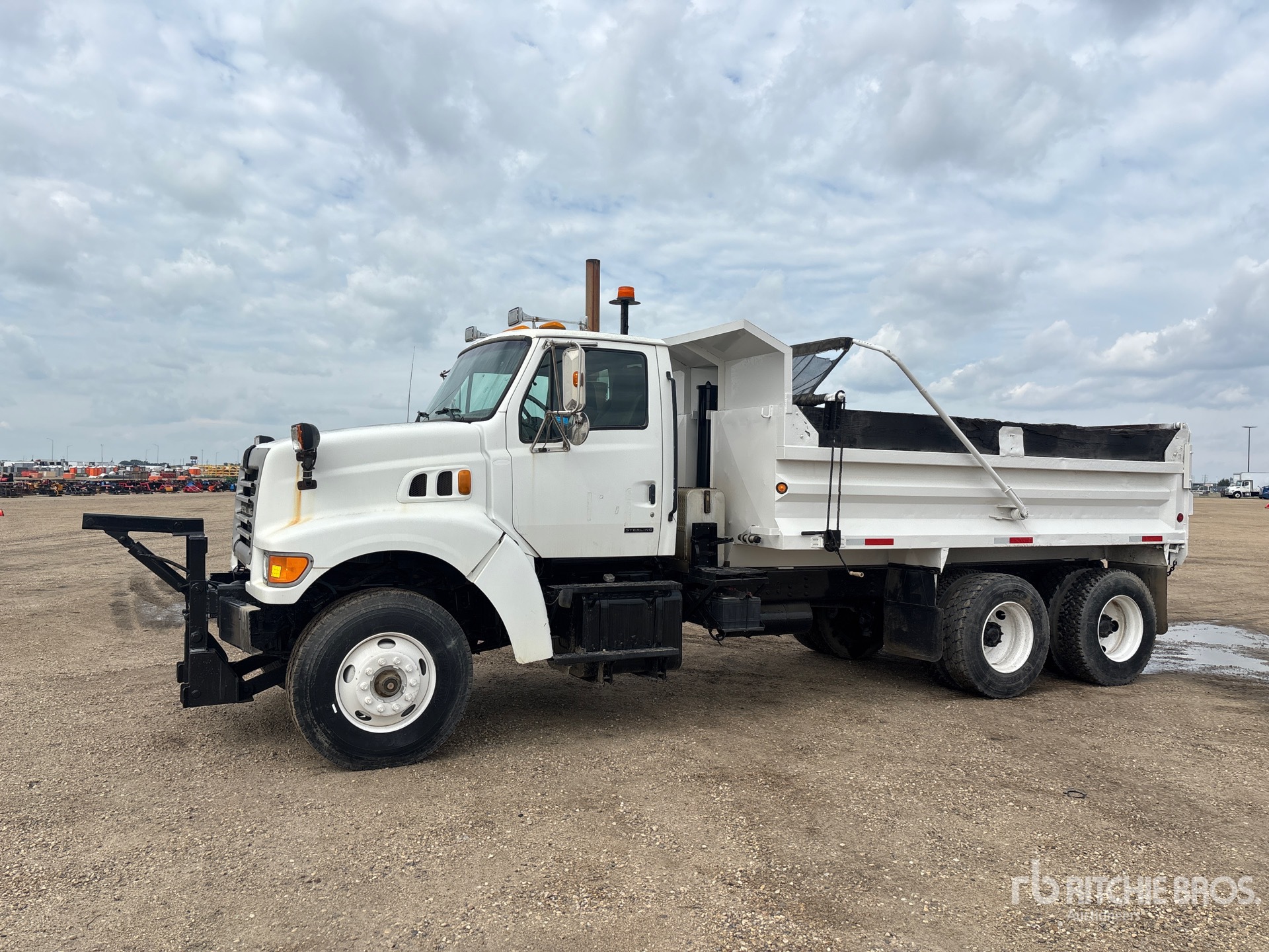Photo of a 2001 Sterling L9500