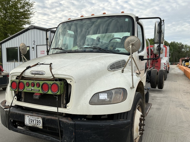 2015 Freightliner M2106 Van Truck