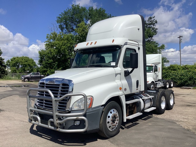 2019 Freightliner Cascadia 6x4 T/A Day Cab Truck Tractor
