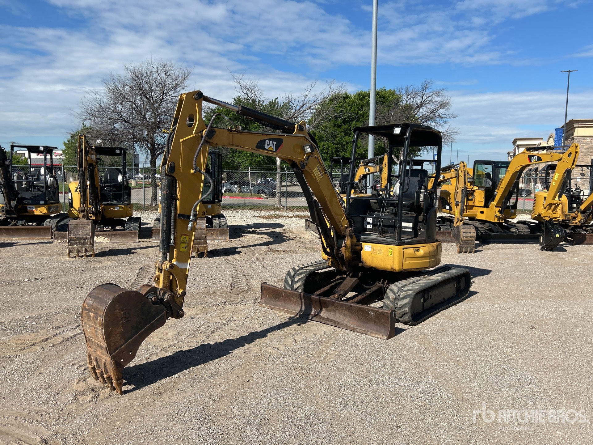 General Appearance with Foto, angolo anteriore sinistro