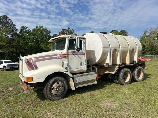 International 3000 gal 6x4 Water Truck