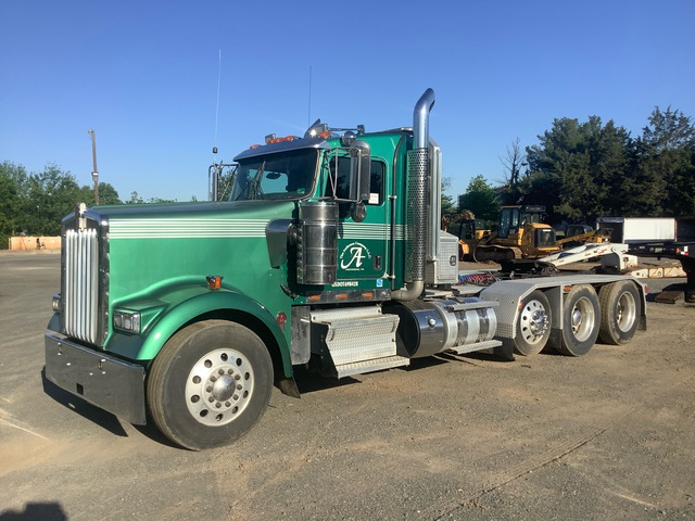 2013 Kenworth W900L 8x4 Tri/A Day Cab Truck Tractor