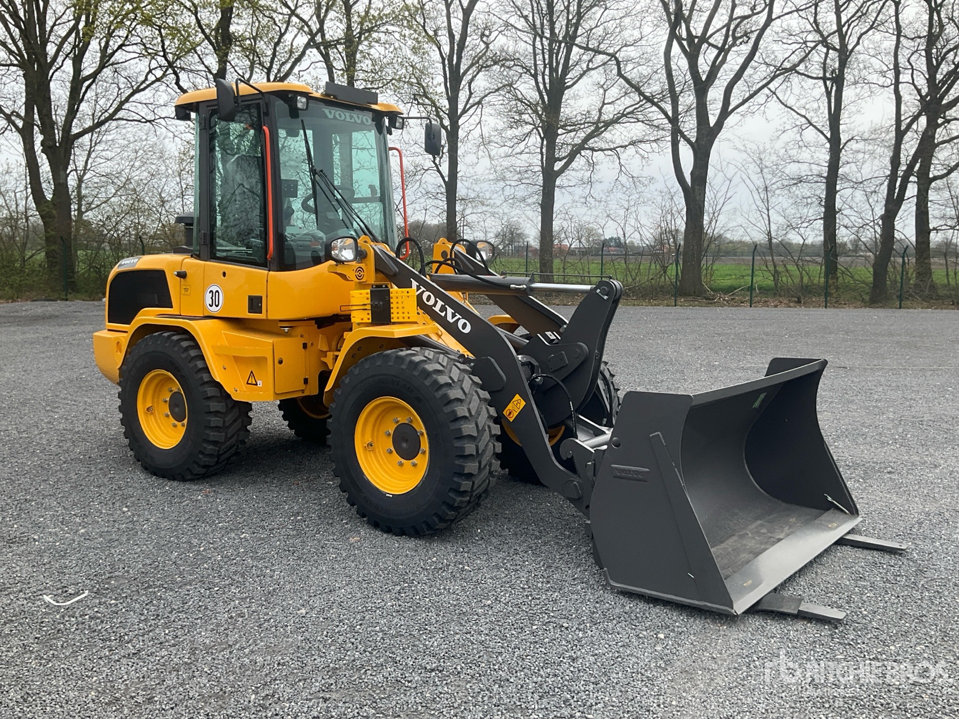 Aspect général with Image, coin avant droit