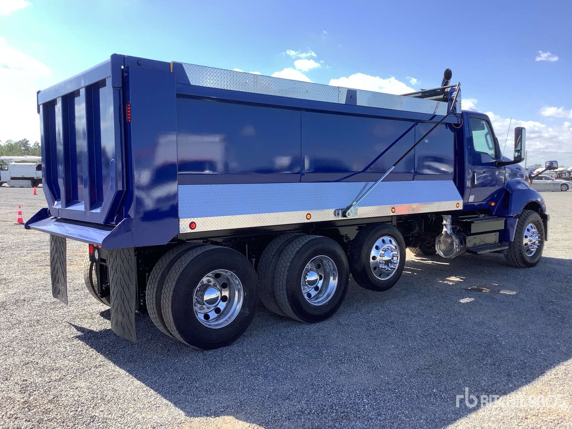 Aspect général with Image, coin arrière droit