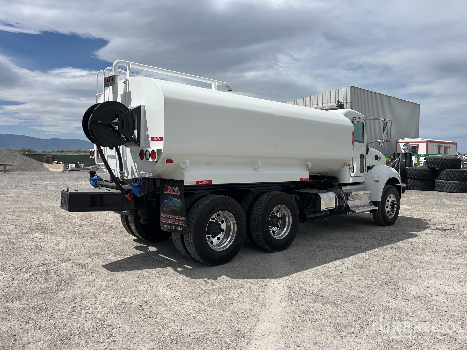 Aspect général with Image, coin arrière droit