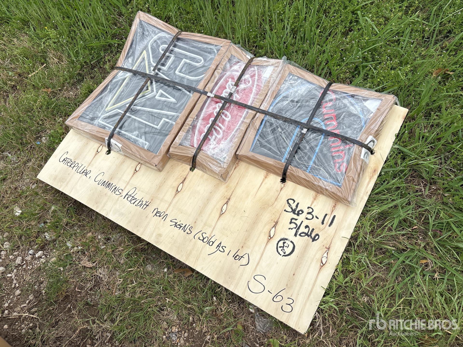 General Appearance with Bild, Ecke vorne links