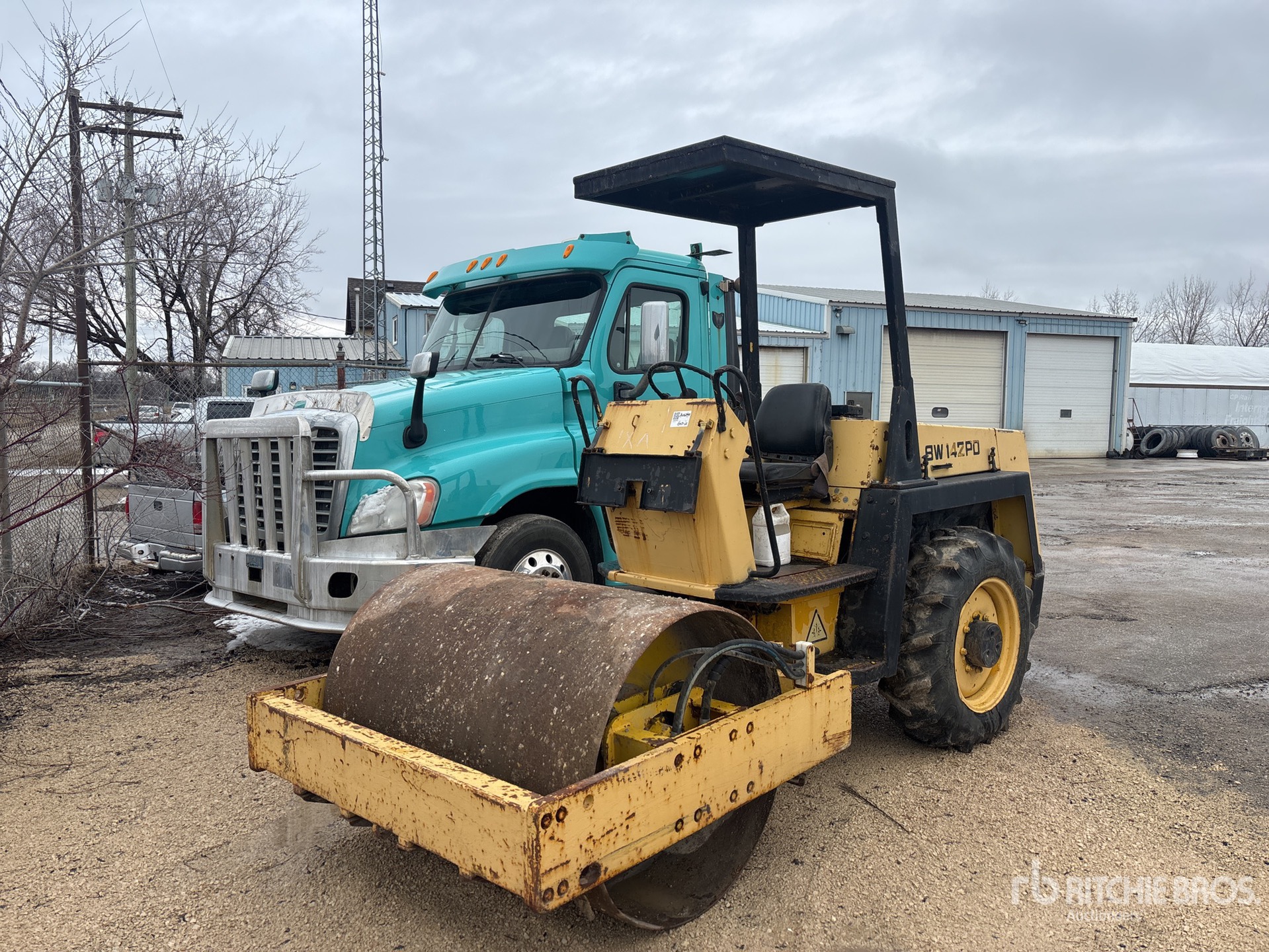 General Appearance with Bild, Ecke vorne links