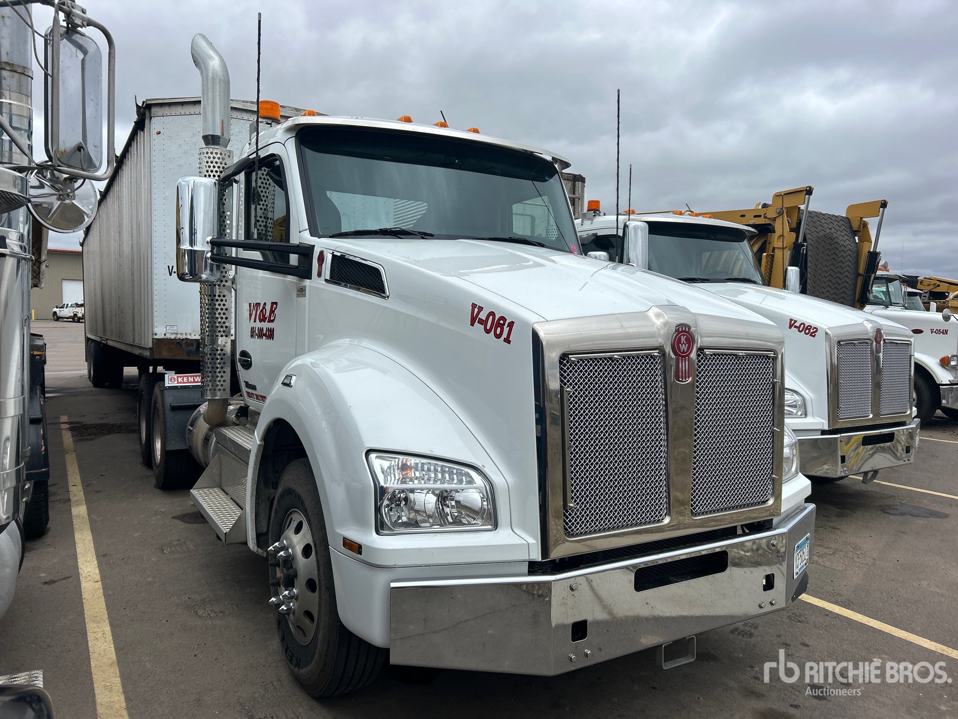 General Appearance with Picture, Right Front Corner