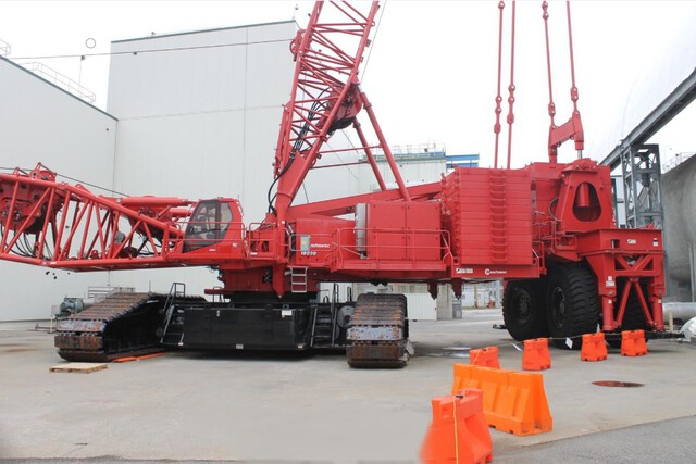 2016 Manitowoc 18000 826 ton 660 US Ton with 220' - 55A Main Boom With Wheeled MAX-ER Attachment - 826 US Ton Capacity Factory Cold Weather Package Lattice-Boom Crawler Crane
