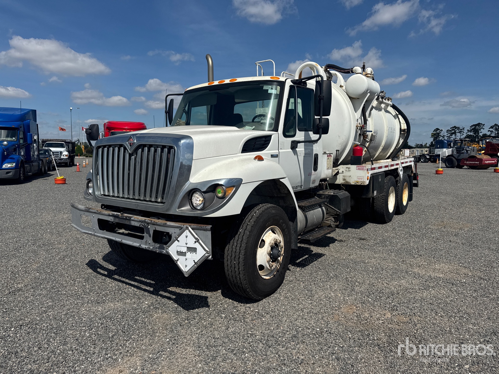 Photo of a 2009 International 7400