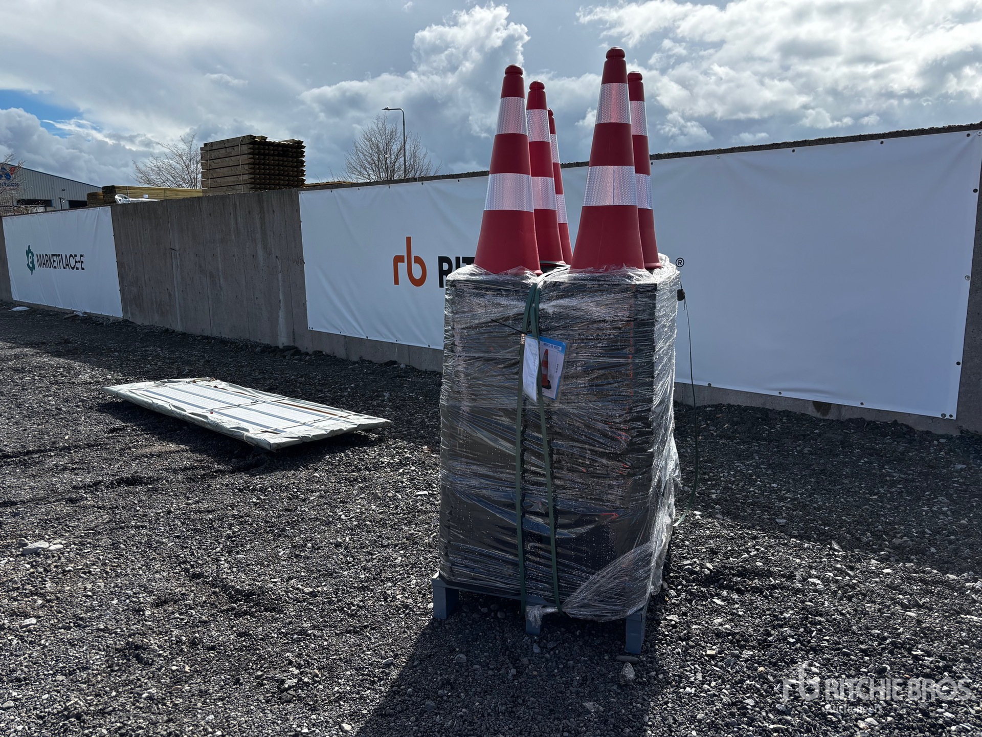 General Appearance with Bild, Ecke vorne links