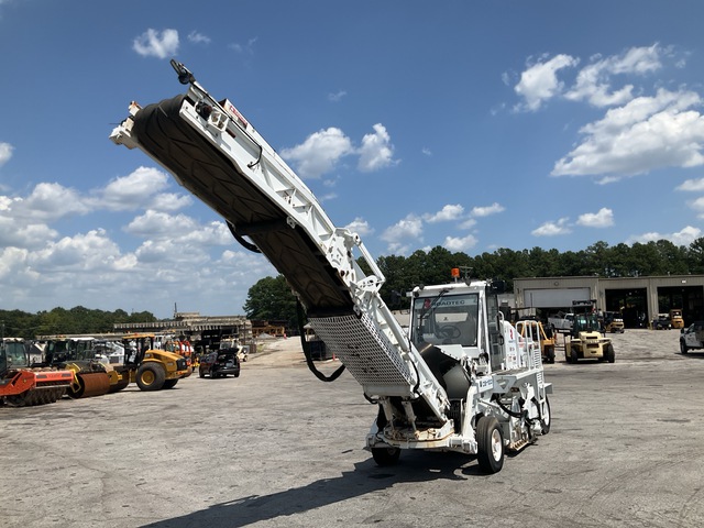 2019 Roadtec CB100 Self-Propelled Conveyor Broom