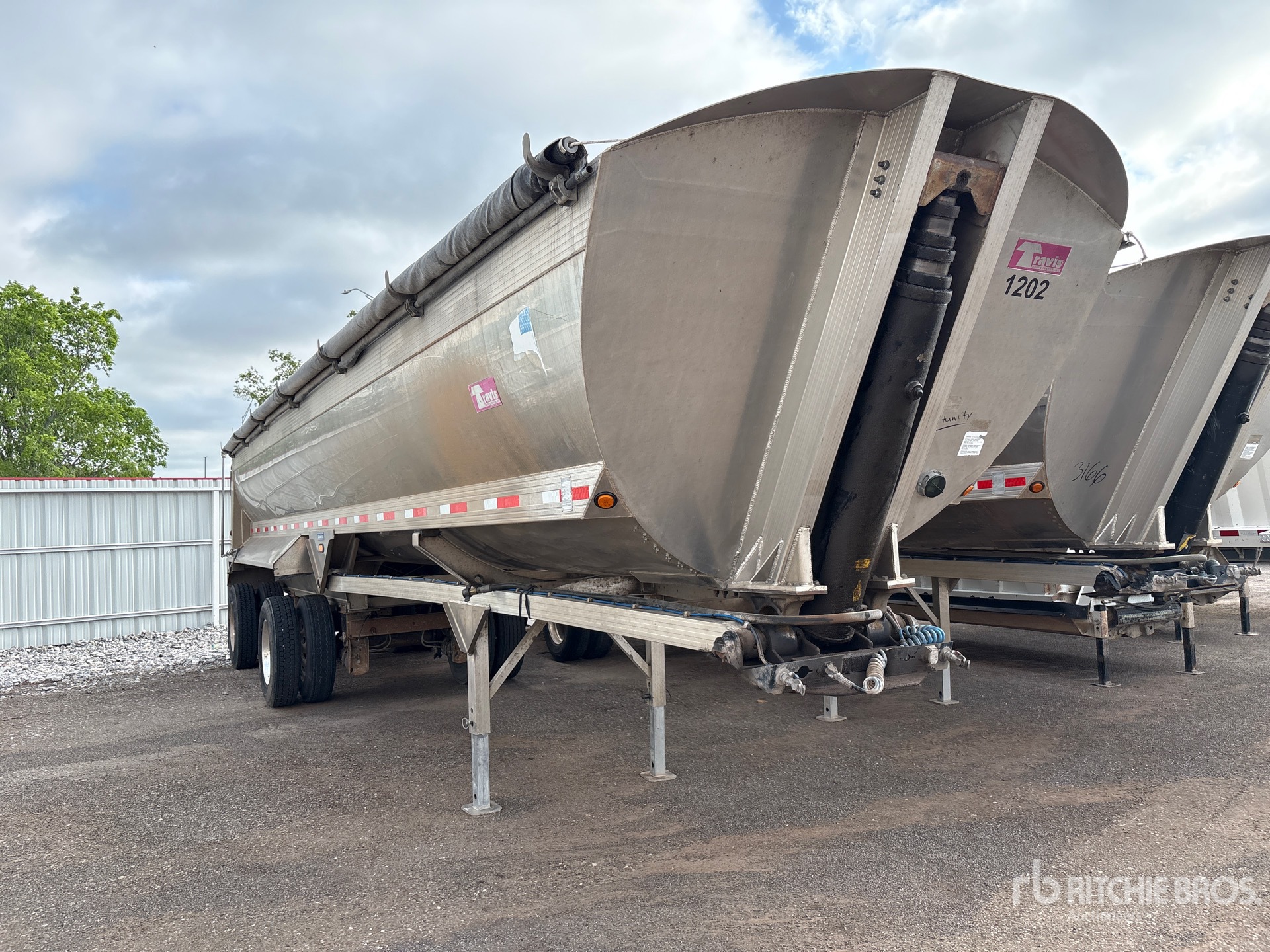Aspect général with Image, coin avant droit