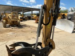 Hydraulics with Thumb Cylinder