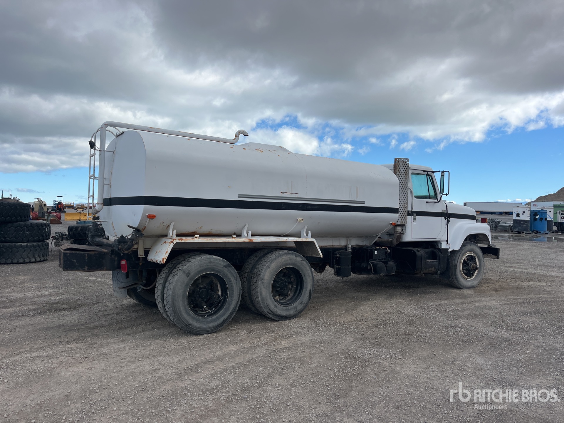 Aspect général with Image, coin arrière droit