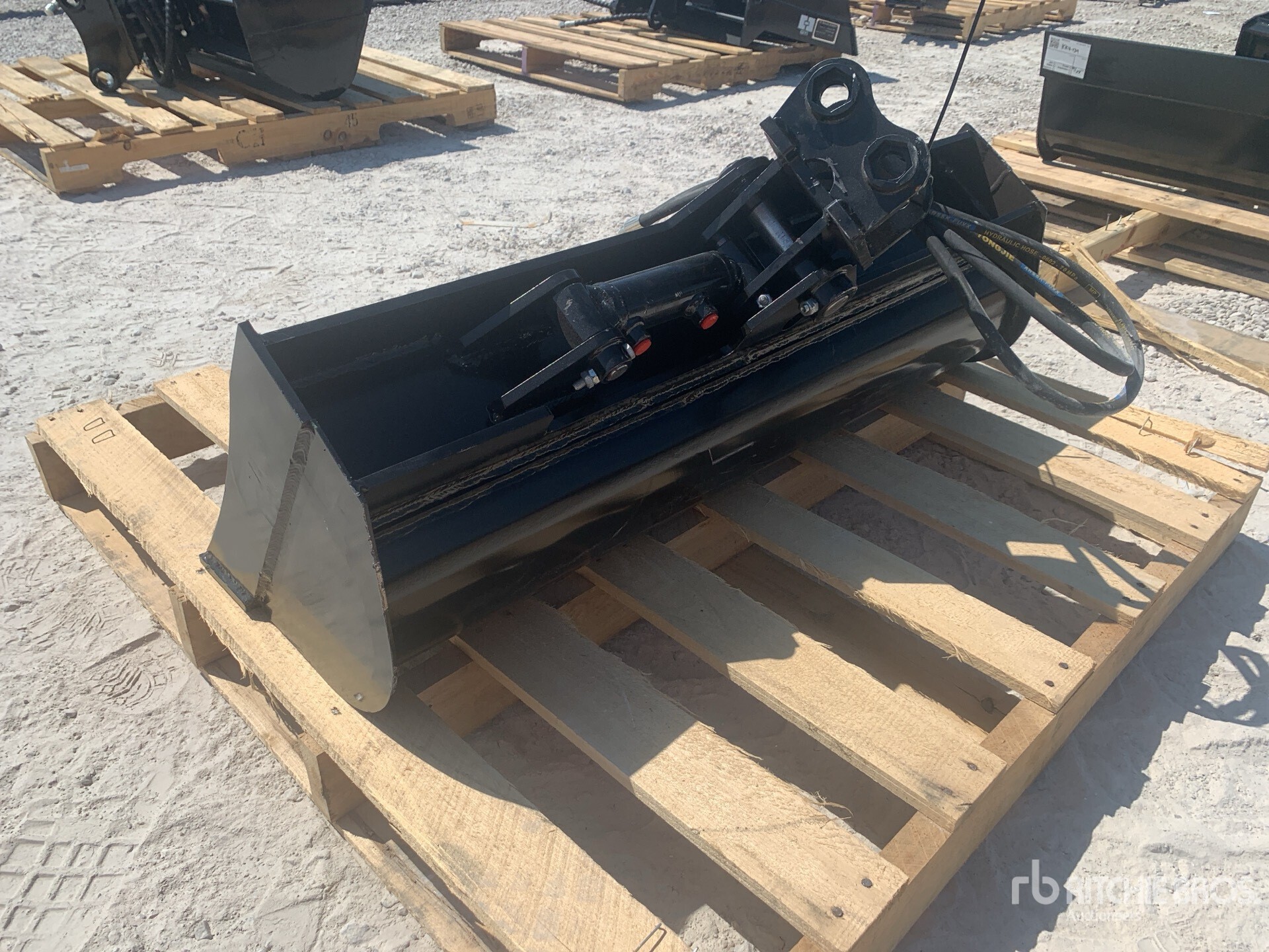 General Appearance with Bild, Ecke hinten links