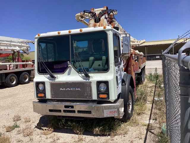 Morgan 180SV106 on 2002 Mack MR 6x4 Concrete Pump Truck