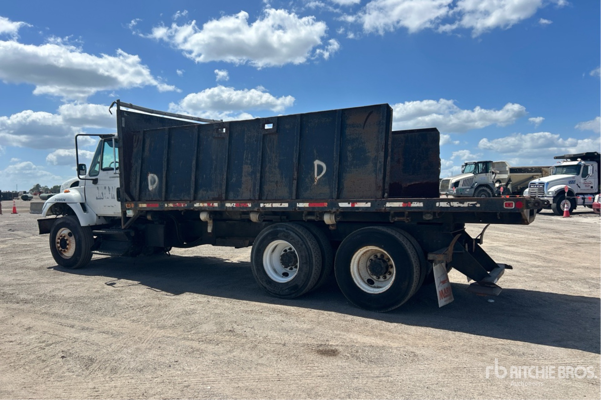 General Appearance with Foto, angolo posteriore sinistro