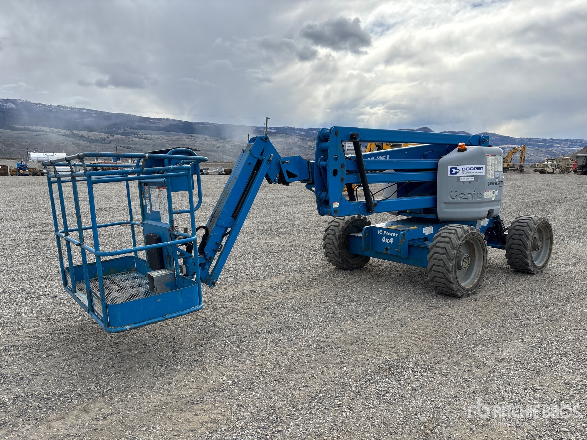 General Appearance with Bild, Ecke vorne links