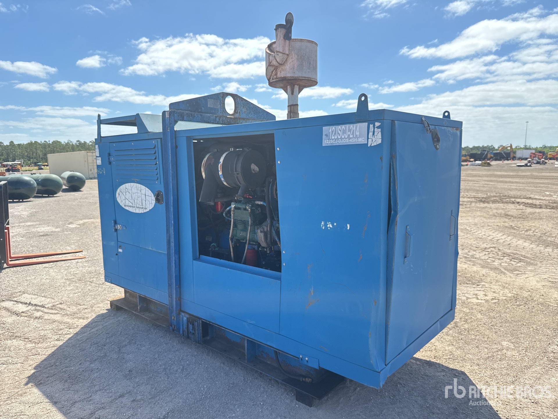 General Appearance with Bild, Ecke vorne rechts