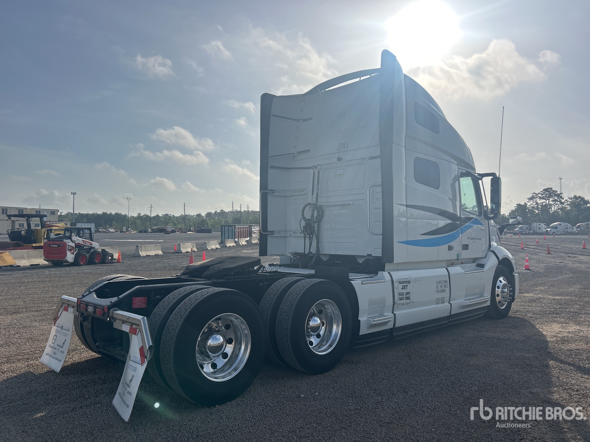 Aspect général with Image, coin arrière droit