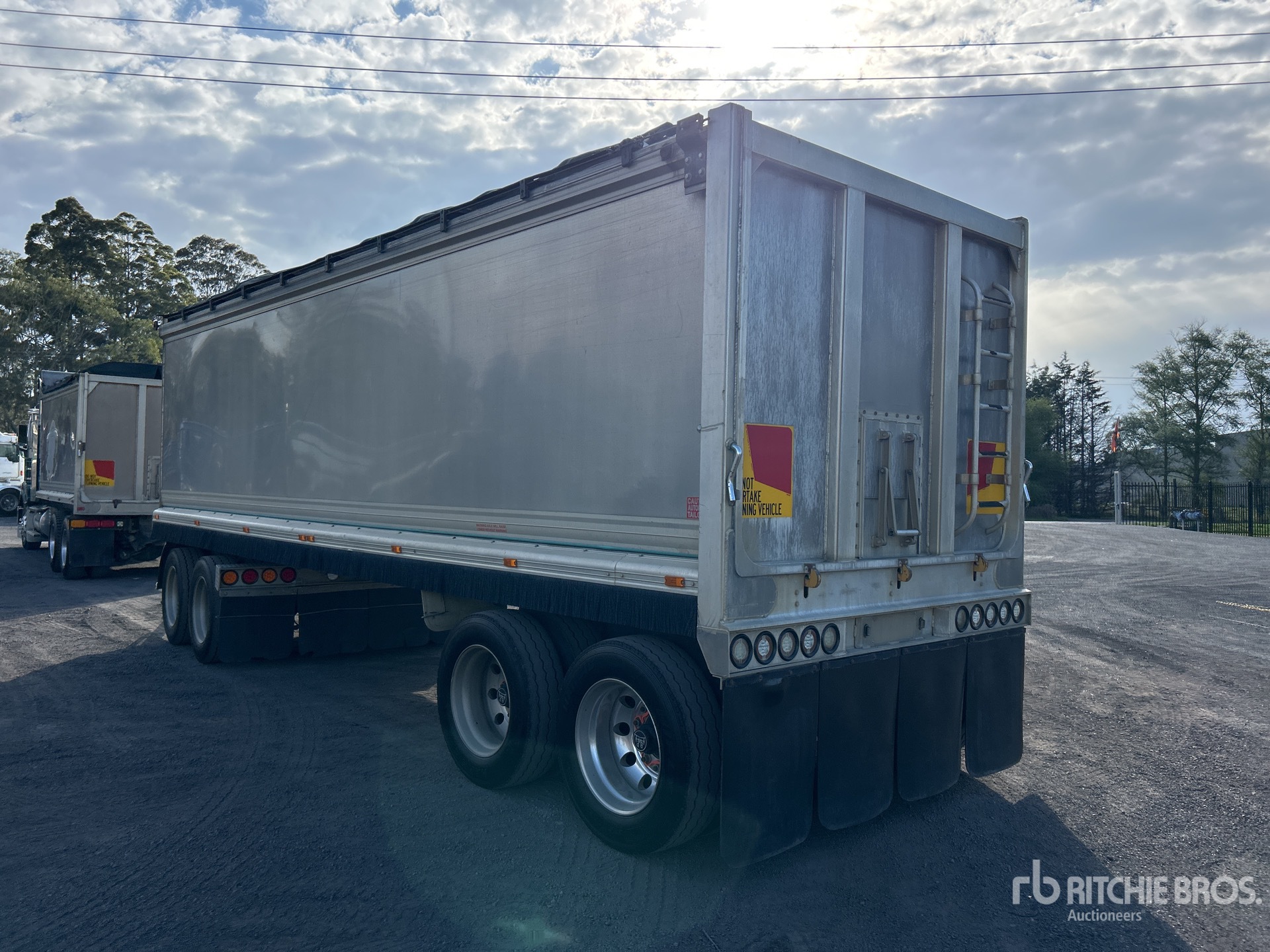 General Appearance with Foto, angolo anteriore sinistro